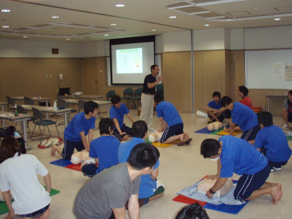 大人数で心配蘇生を練習している