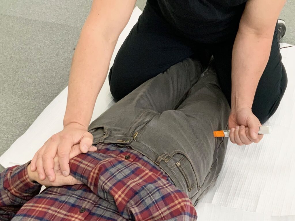 アナフィラキシー症状の人にエピペンを使用している