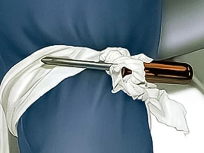 怪我人に対して応急処置をしている