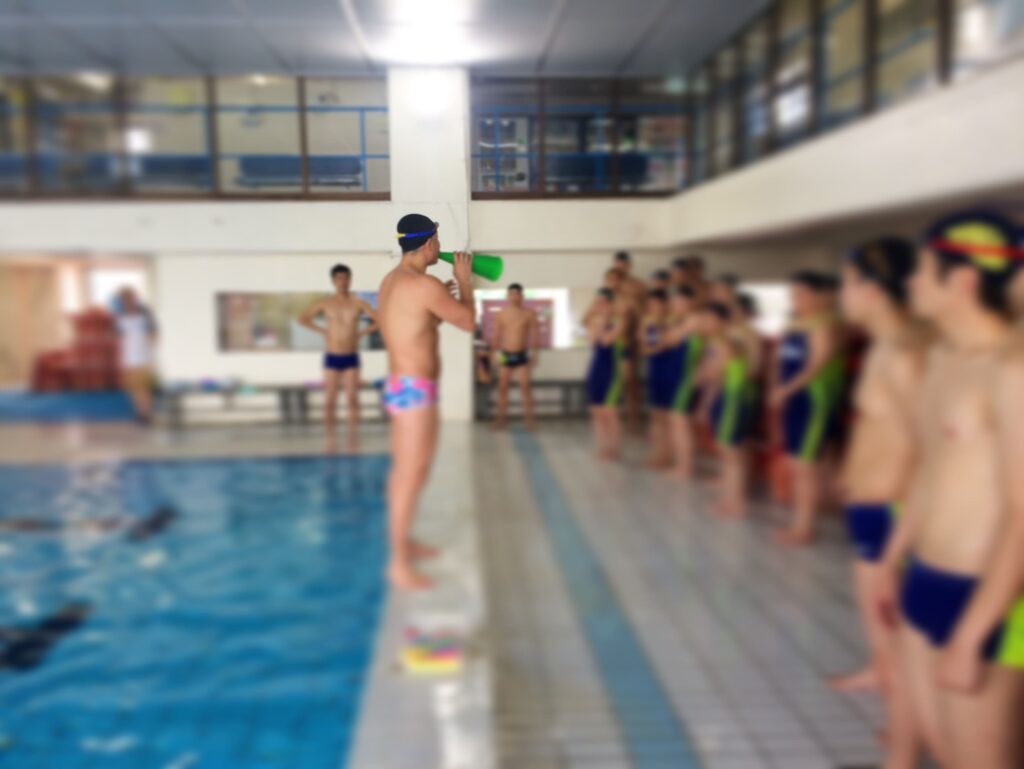 水泳のコーチが語っている姿